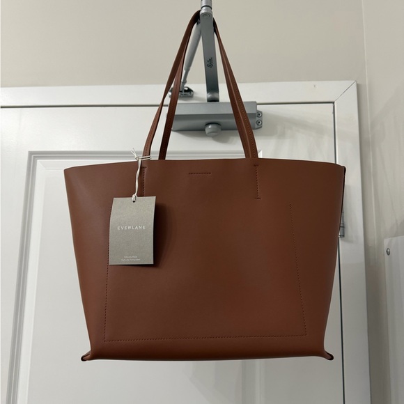 Everlane Classic Leather Tote in Chestnut Brown - Picture 4 of 8